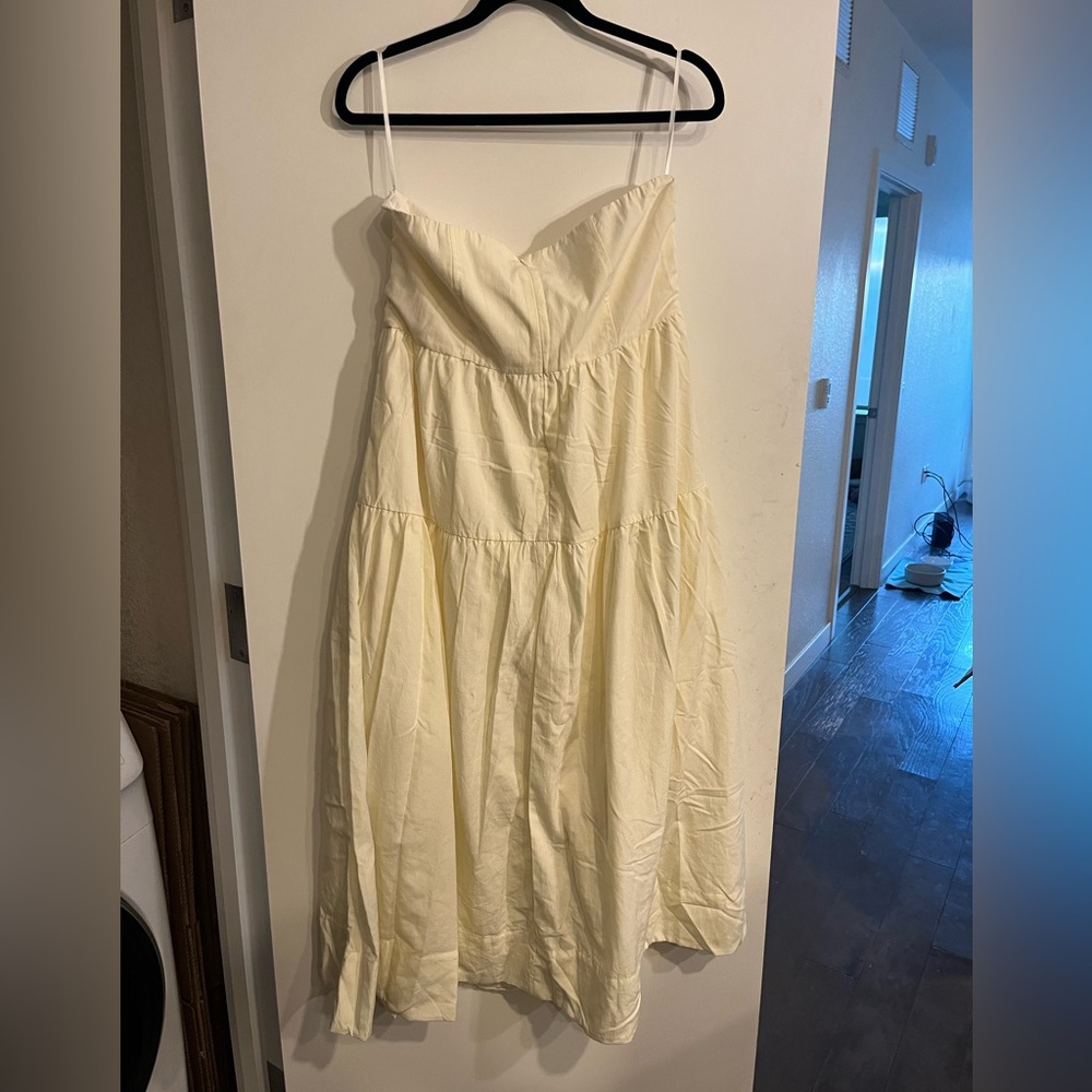 Light yellow strapless beach dress, tiered.